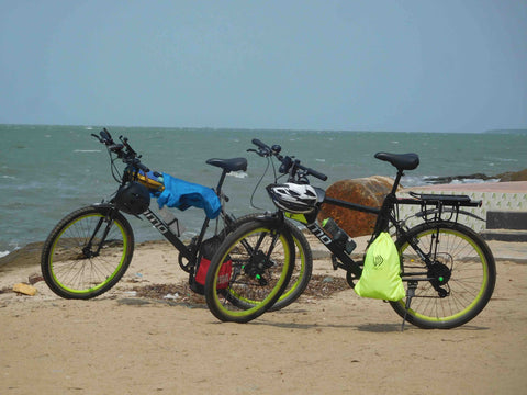 Bicycle Traveller in India on Omobikes Hybrid Cycle model 1.7